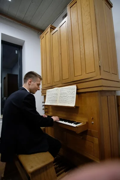 Zdjęcie: Paweł Bogdanowicz przy organach